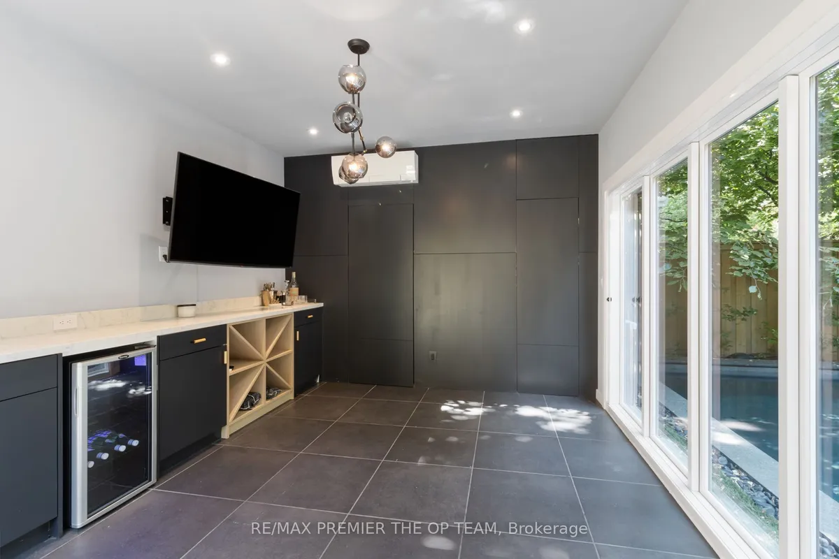 37 St Andrews Gardens, ON M4W 2C9