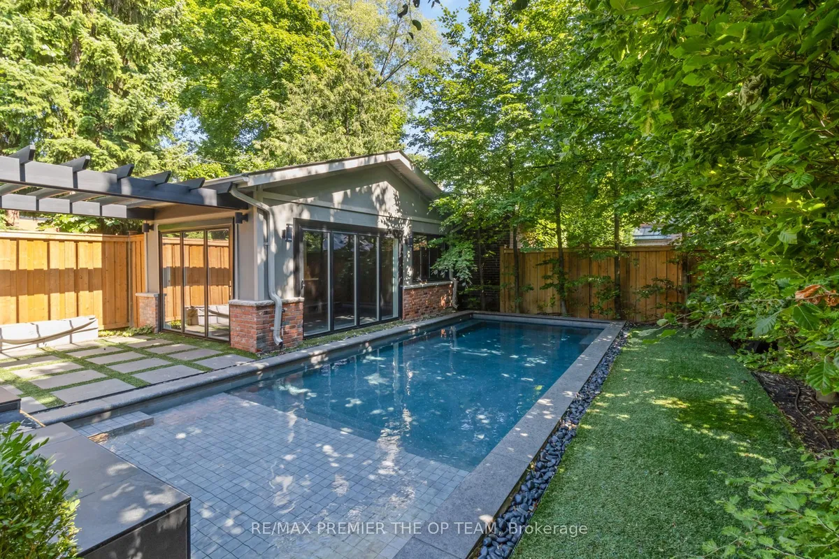 37 St Andrews Gardens, ON M4W 2C9