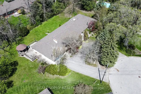 7 Purling Place, ON M3B 1V4