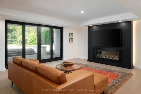 45 Park Lane Circle, ON M3C 2N3