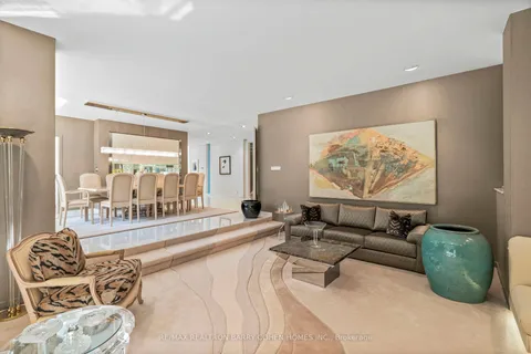 25 Misty Crescent, ON M3B 1T2