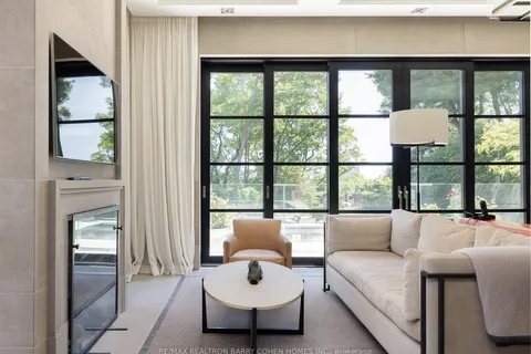 17 Ardwold Gate, ON M5R 2W1