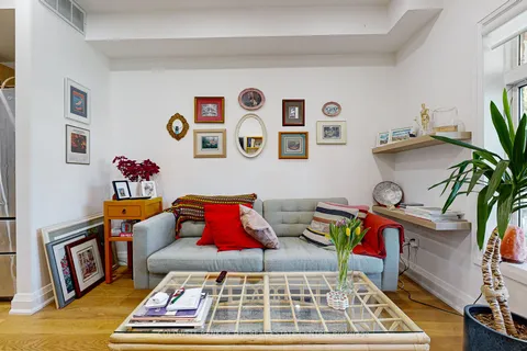 351 Clinton Street, ON M6G 2Y7