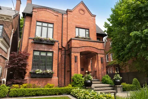 176 Balmoral Avenue, ON M4V 1J6