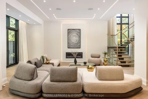 8 Balding Court, ON M2P 1Y7