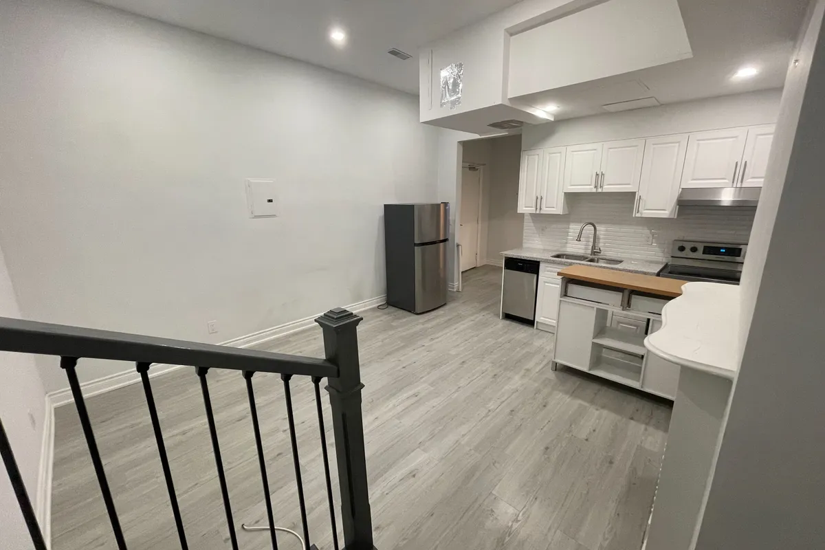 414 Dundas Street, ON M5A 2A8