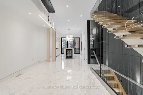 677 Huron Street, ON M5R 2R8