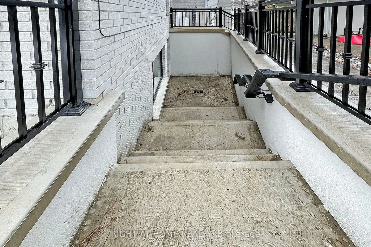 10 Jocelyn Crescent, ON M3B 1A2