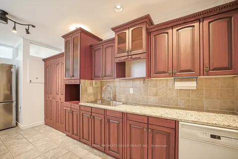 141 Gerrard Street, ON M5A 2E3