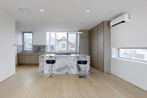 899 Dundas Street, ON M6J 1V9