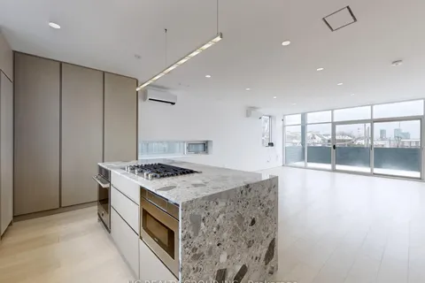 899 Dundas Street, ON M6J 1V9