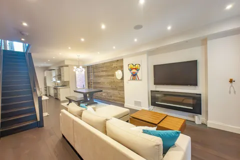 329A Clinton Street, ON M6G 2Y7