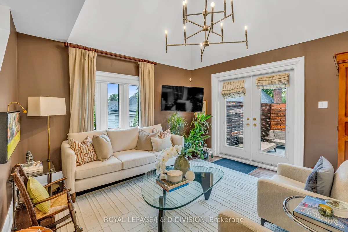 137 Highbourne Road, ON M5P 2J8