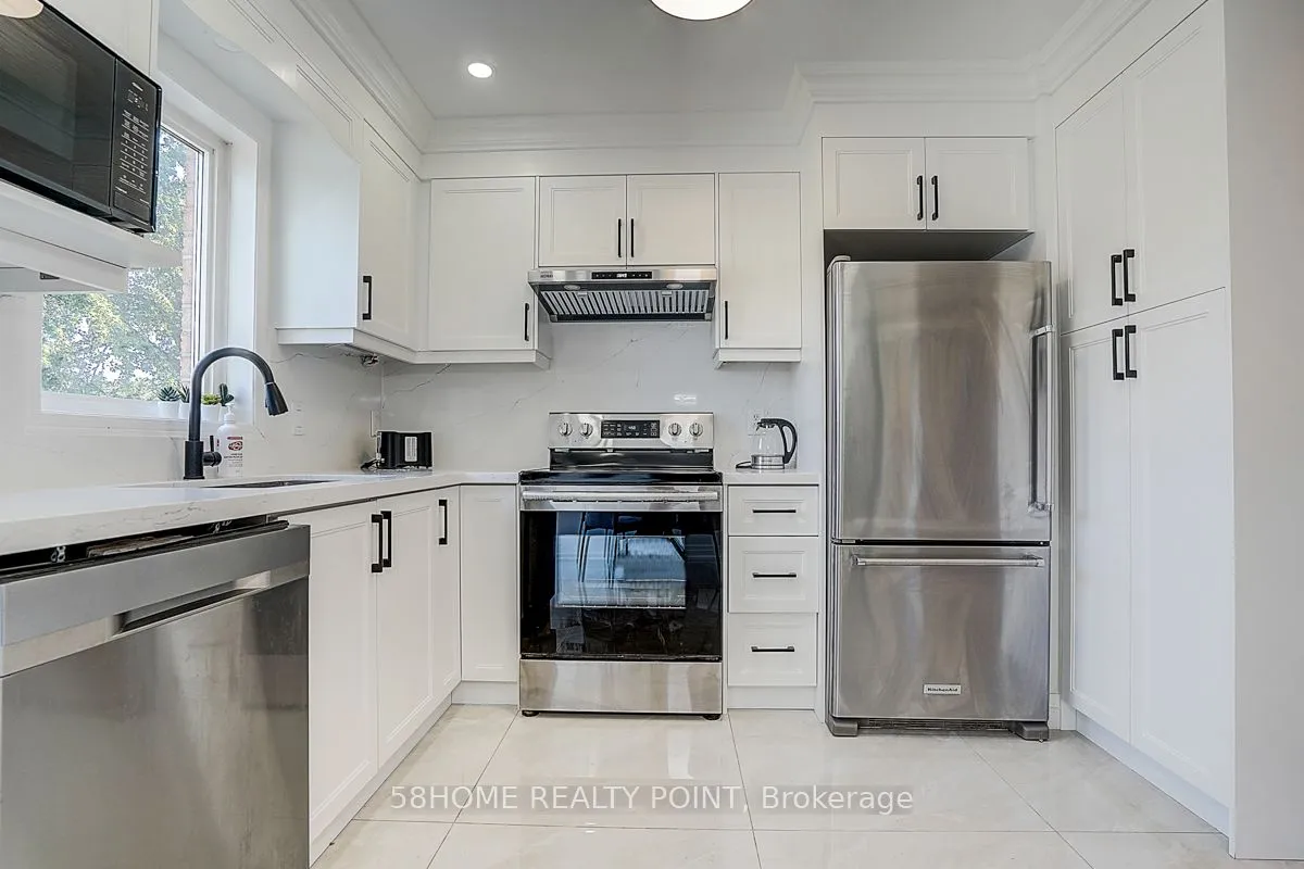 8D Leaside Park Drive, ON M4H 1R3