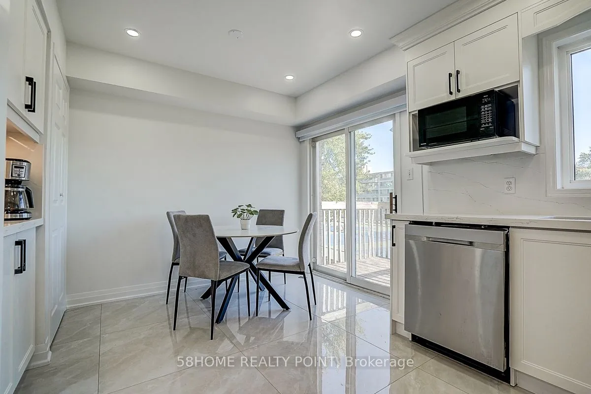 8D Leaside Park Drive, ON M4H 1R3