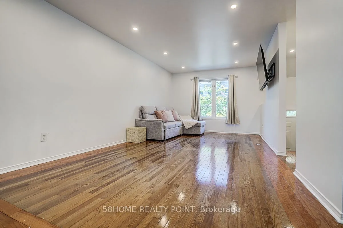 8D Leaside Park Drive, ON M4H 1R3