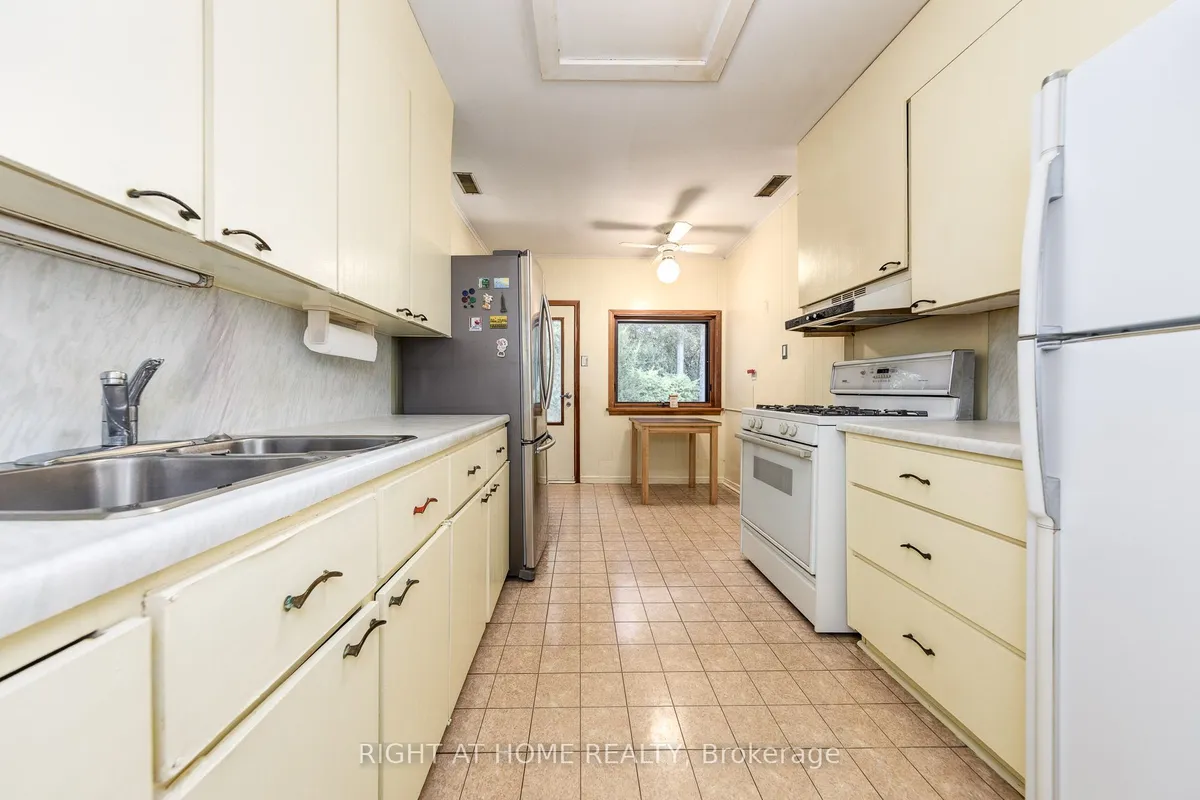 32 Donna Court, ON M2M 2C8