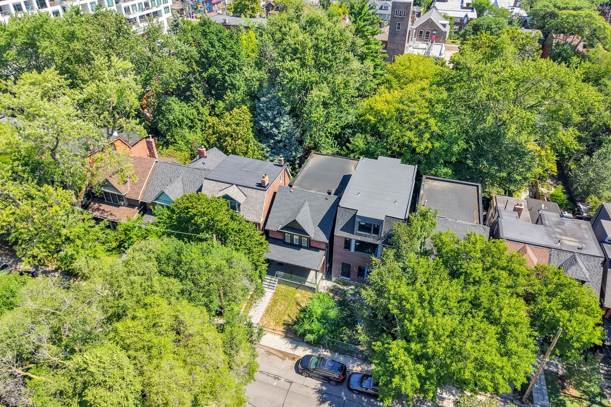 253 Albany Avenue, ON M5R 3C7