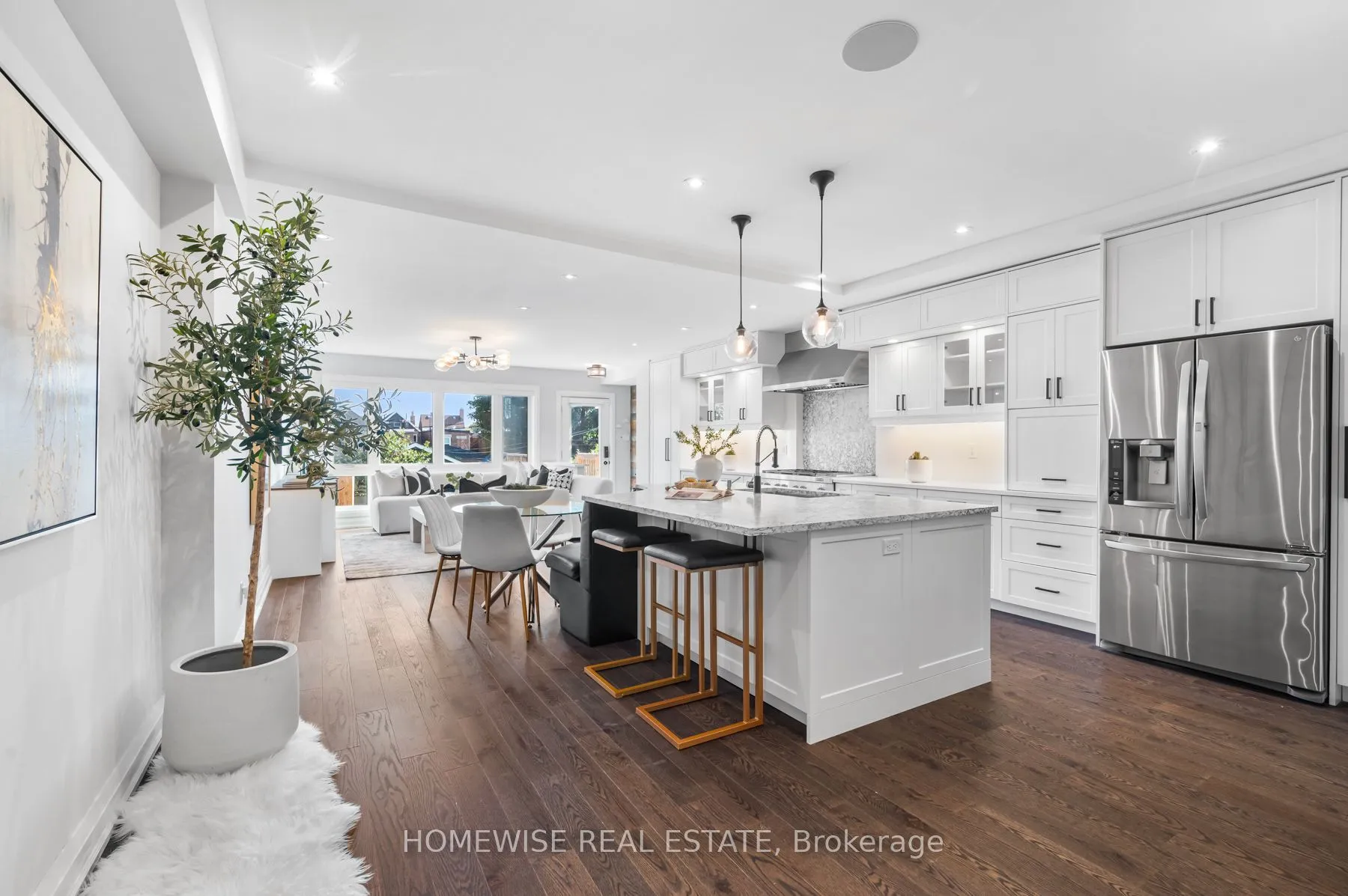 17 Earnscliffe Road, ON M6E 1J4