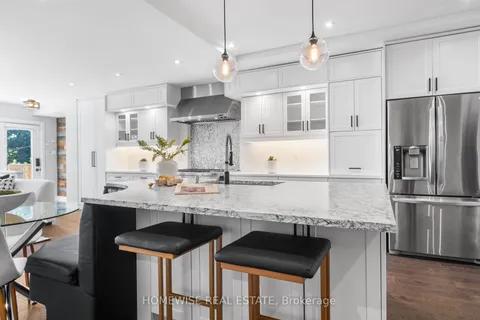 17 Earnscliffe Road, ON M6E 1J4