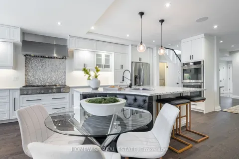 17 Earnscliffe Road, ON M6E 1J4