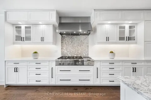 17 Earnscliffe Road, ON M6E 1J4