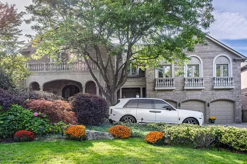 32 Arjay Crescent, ON M2L 1C7