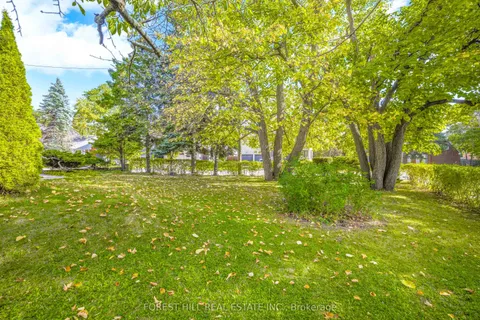 18 Irvington Crescent, ON M2N 2Z1