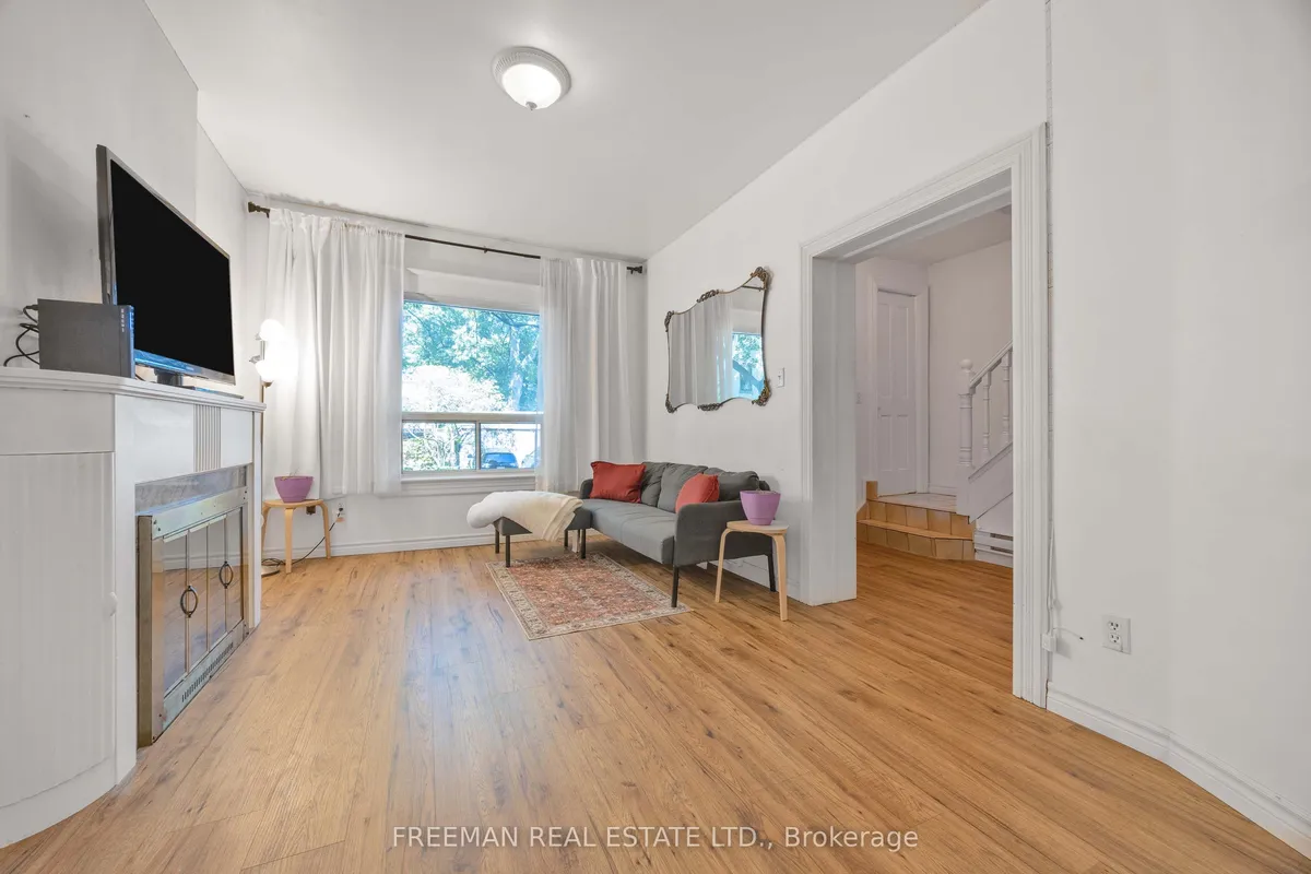 21 London Street, ON M6G 1M8