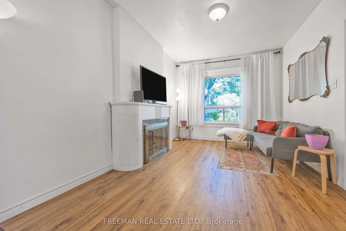 21 London Street, ON M6G 1M8