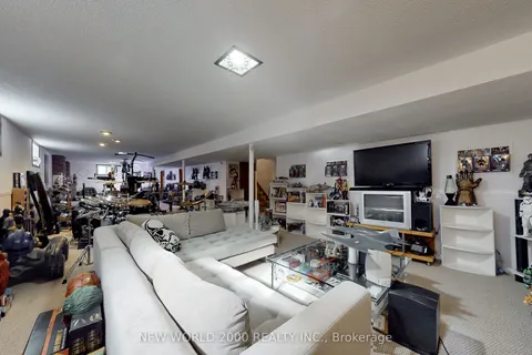 17 Squirewood Road, ON M2J 4T2