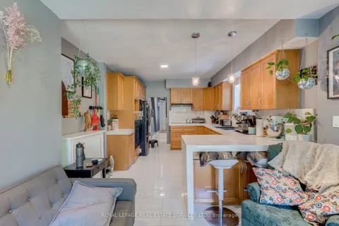 10 Follis Avenue, ON M6G 1S3