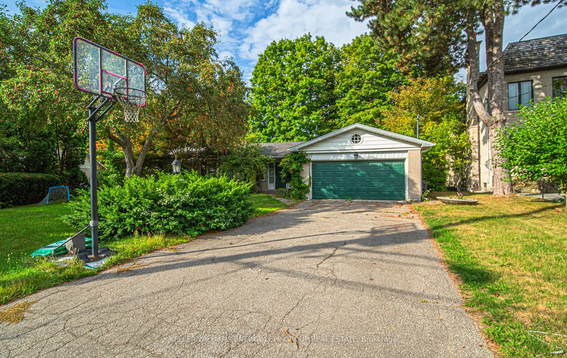 15 Artinger Court, ON M3B 1J9