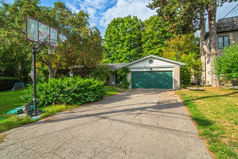 15 Artinger Court, ON M3B 1J9