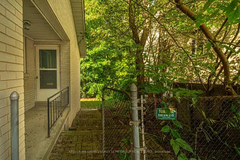 15 Artinger Court, ON M3B 1J9