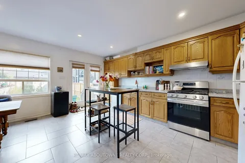 515 Ossington Avenue, ON M6G 3T3