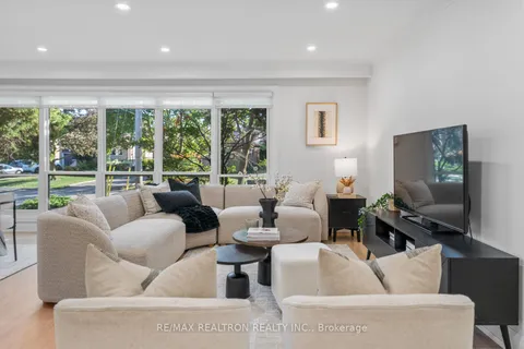 11 Artreeva Drive, ON M3H 4T6