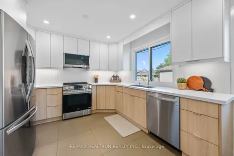 11 Artreeva Drive, ON M3H 4T6