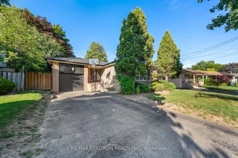 11 Artreeva Drive, ON M3H 4T6