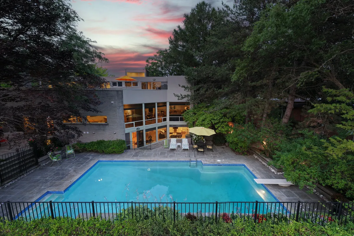 10 Penwood Crescent, ON M3B 2B9