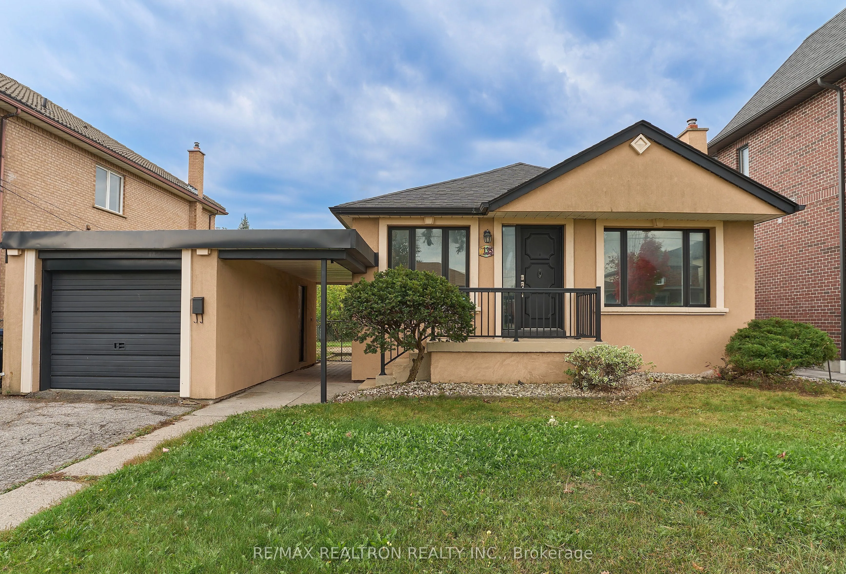 135 Regina Avenue, ON M6A 1R8