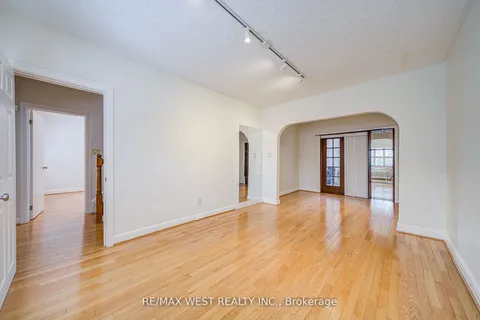 292 Horsham Avenue, ON M2R 1G4