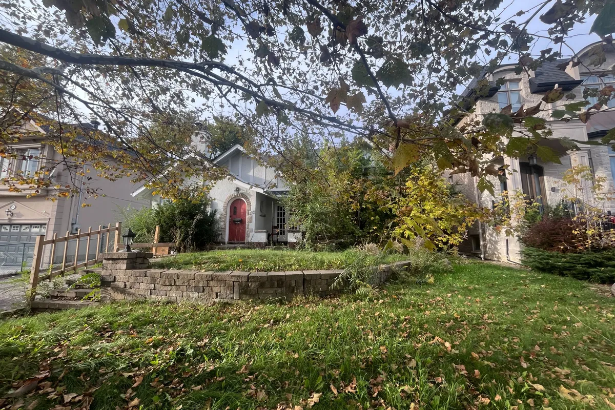 208 Hollywood Avenue, ON M2N 3K6