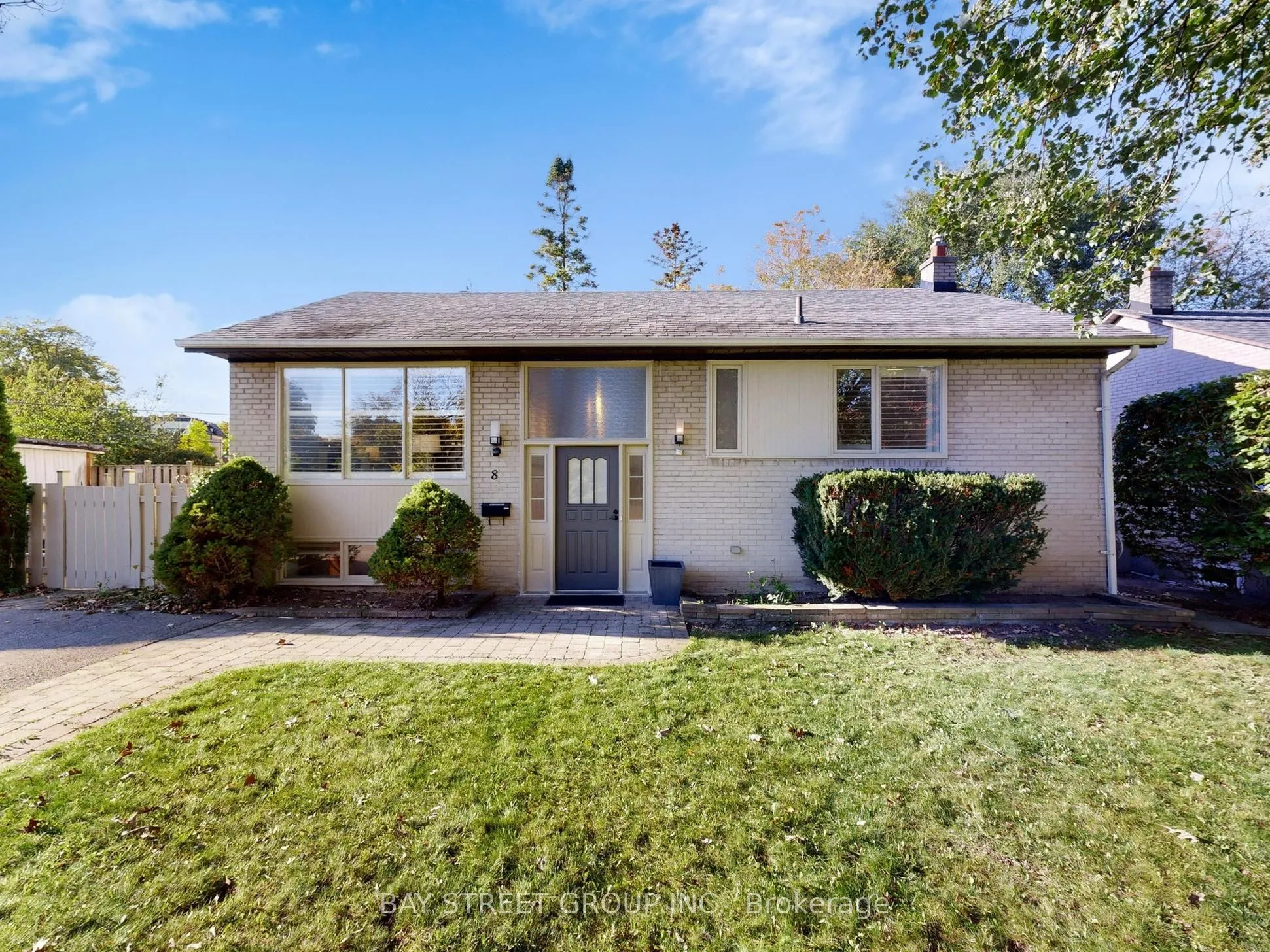 8 Overton Crescent, ON M3B 2V2