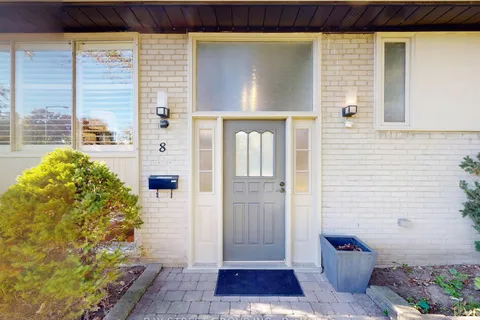 8 Overton Crescent, ON M3B 2V2