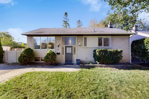 8 Overton Crescent, ON M3B 2V2