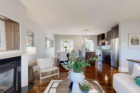 8 Overton Crescent, ON M3B 2V2