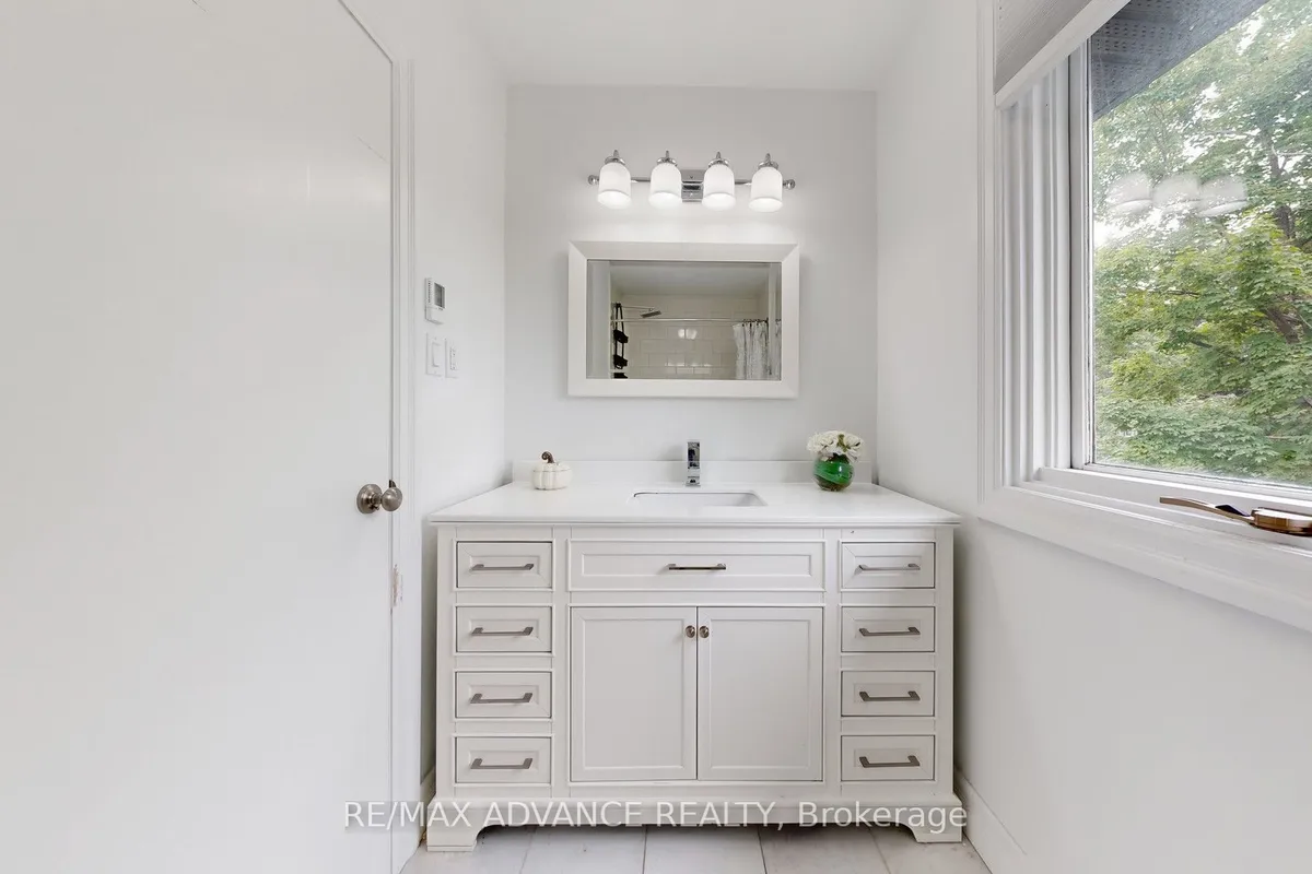 9 Carluke Crescent, ON M2L 2H7