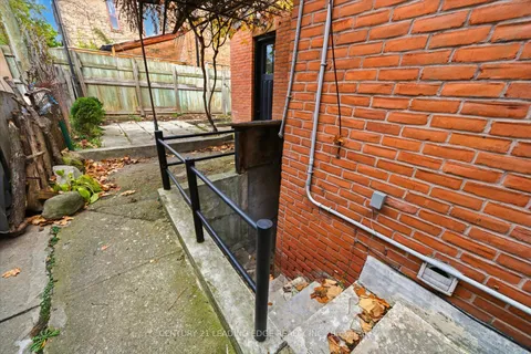 30 Ulster Street, ON M5S 1E3