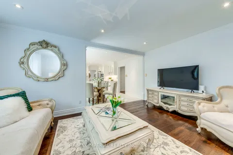 8 Medalist Road, ON M2P 1Y3